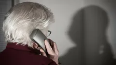 Nové triky podvodníků zaměřené na seniory: Jak se nenechat oklamat a nepřijít o penzi?