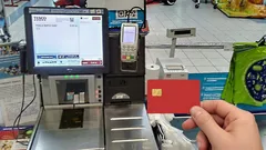Samoobslužná pokladna v obchodě, platba čipovou kartou, obrazovka a terminál.