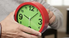Zimní čas 2025: stanoveno přesné datum, kdy je třeba posunout hodiny zpět